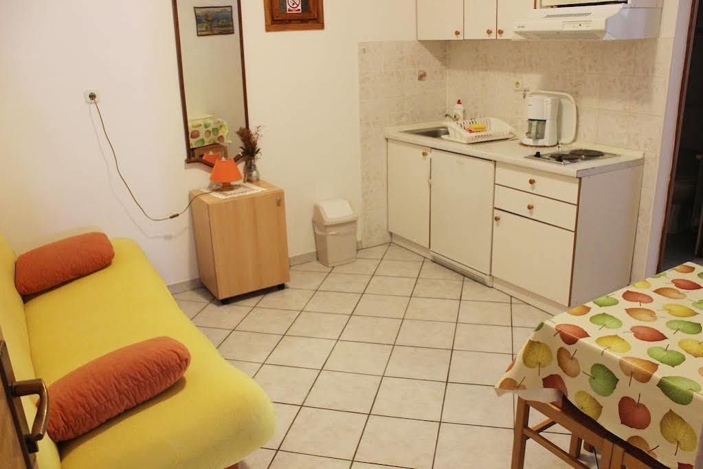 Apartments Pansion Franka Brist Εξωτερικό φωτογραφία
